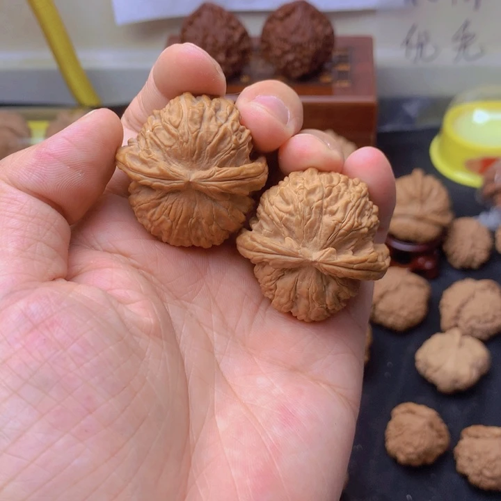 沐***屿文玩核桃把件白狮子球白