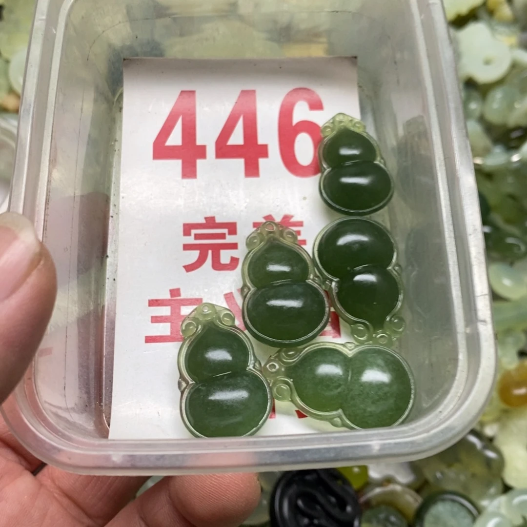 蛇纹石玉挂坠未镶嵌