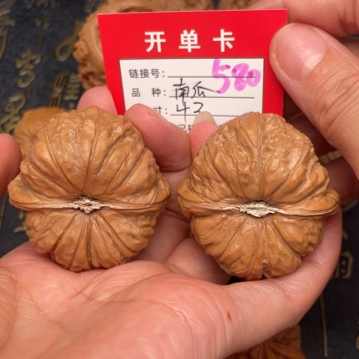 吊坠桃核文玩了吗