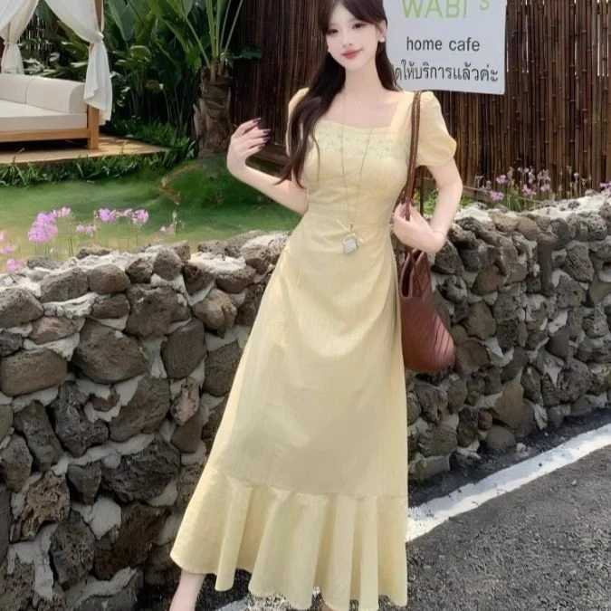 2025夏季新款绣花收腰显瘦方领连衣裙