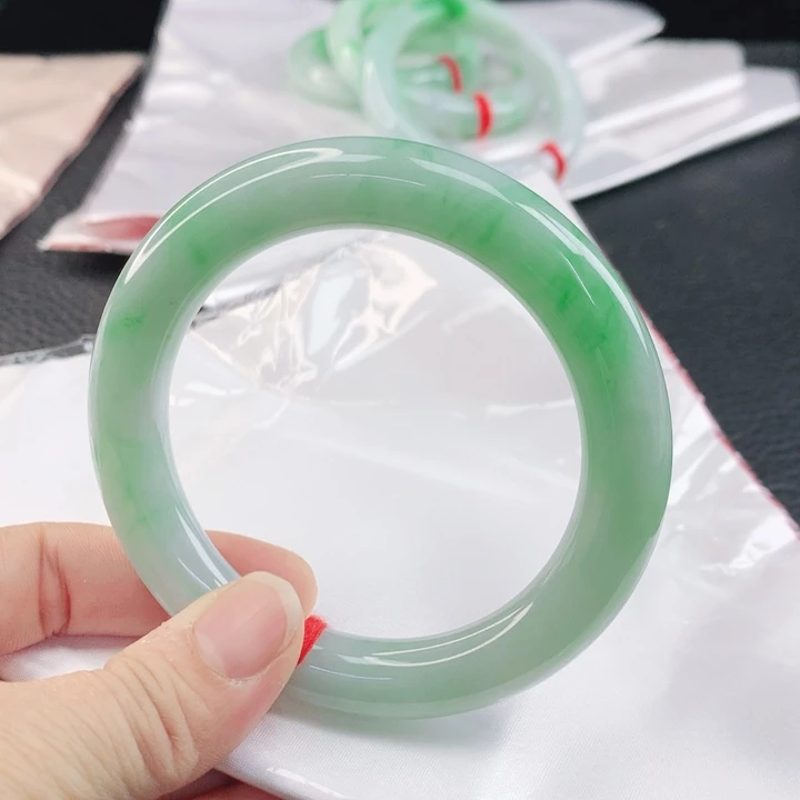 翡翠未镶嵌手镯60飘阳绿圆条手镯