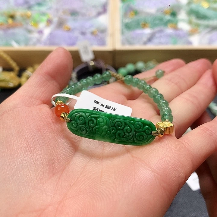 翡翠颈饰未镶嵌手牌