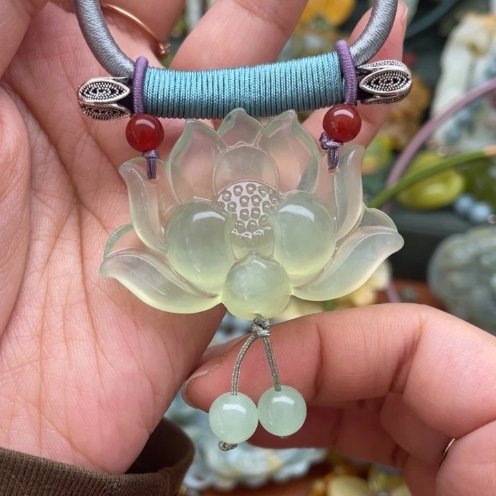 蛇纹石玉吊坠合金