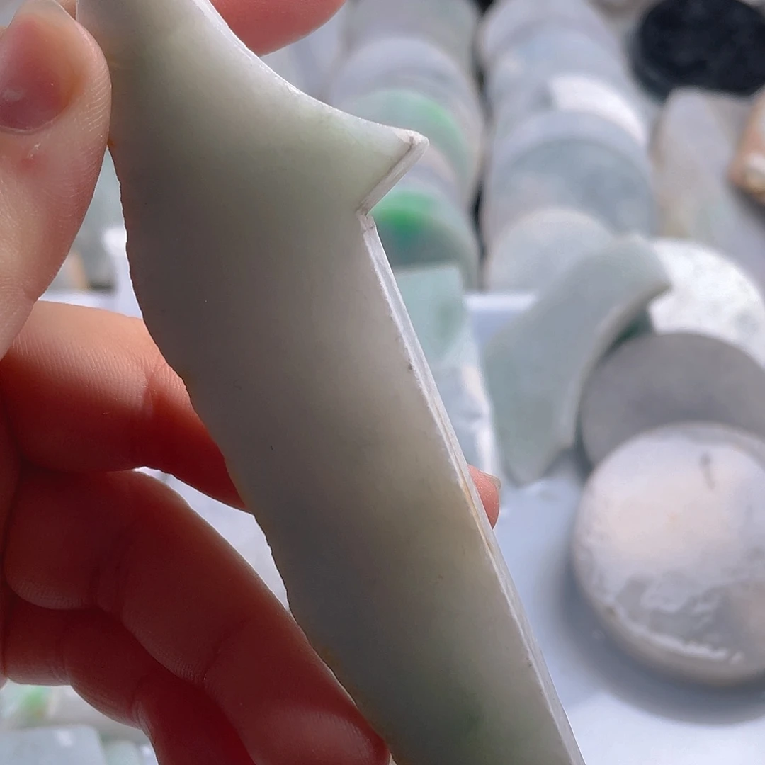 颈饰未镶嵌翡翠.