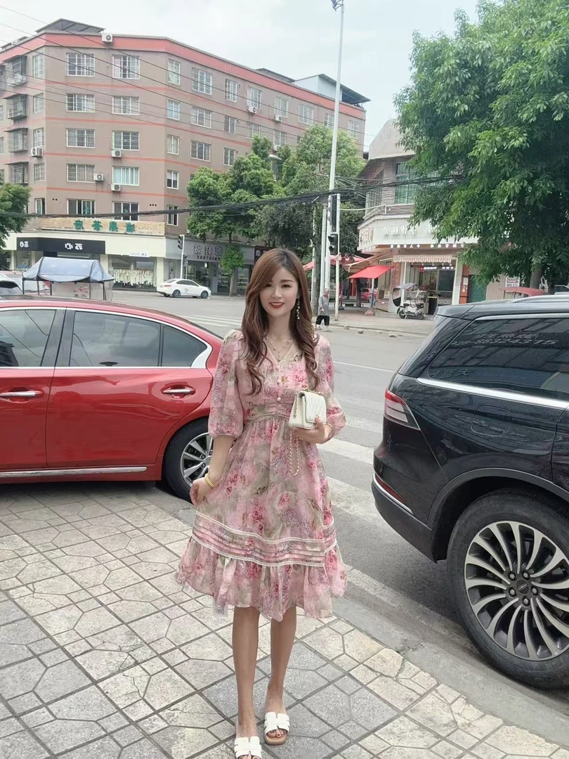 洋气花边针织扣子金边V领粉色连衣裙(95CM)