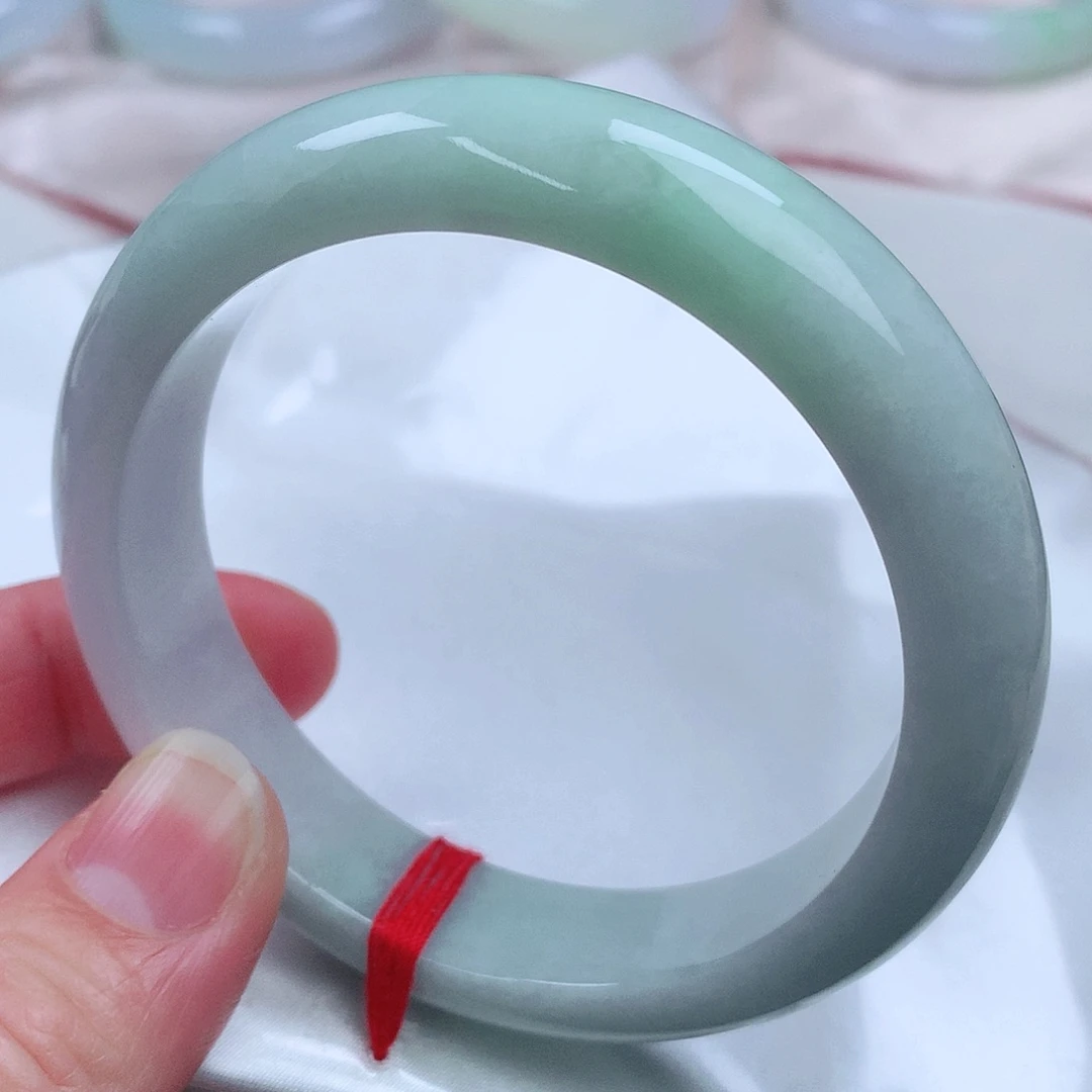 翡翠手镯未镶嵌。。