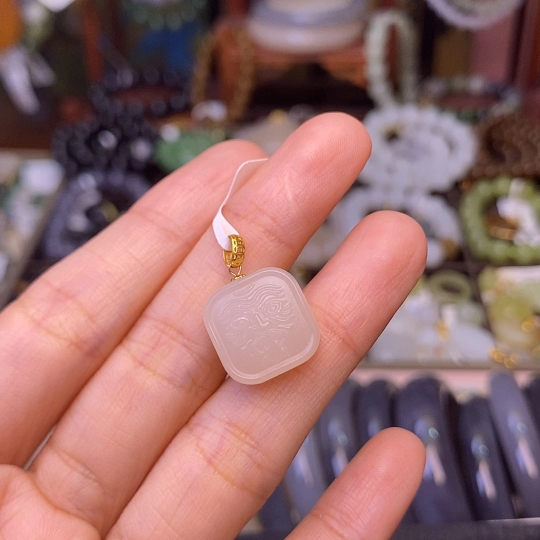 和田玉未镶嵌颈饰福利清货价 18.K金藕粉吊坠扎基拉姆