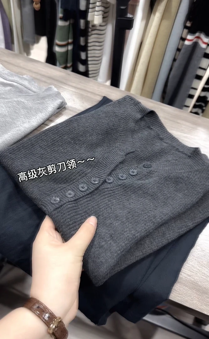 米蓝家名殿！气质高级灰多扣剪刀领25新款针织衫打底衫短袖衫3070