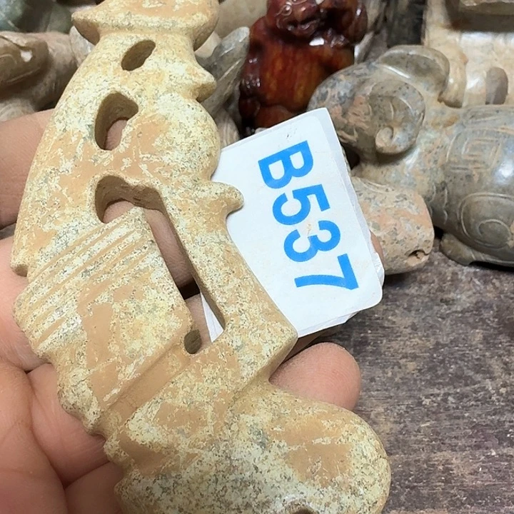 蛇纹石玉颈饰未镶嵌