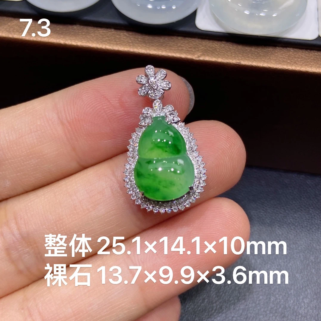 缅甸天然A货翡翠，18k金镶嵌冰辣阳绿葫芦吊坠，精美精致锁骨链款R