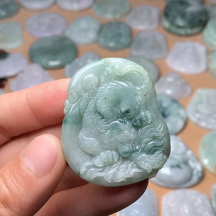 翡翠未镶嵌颈饰虎牌、有石纹