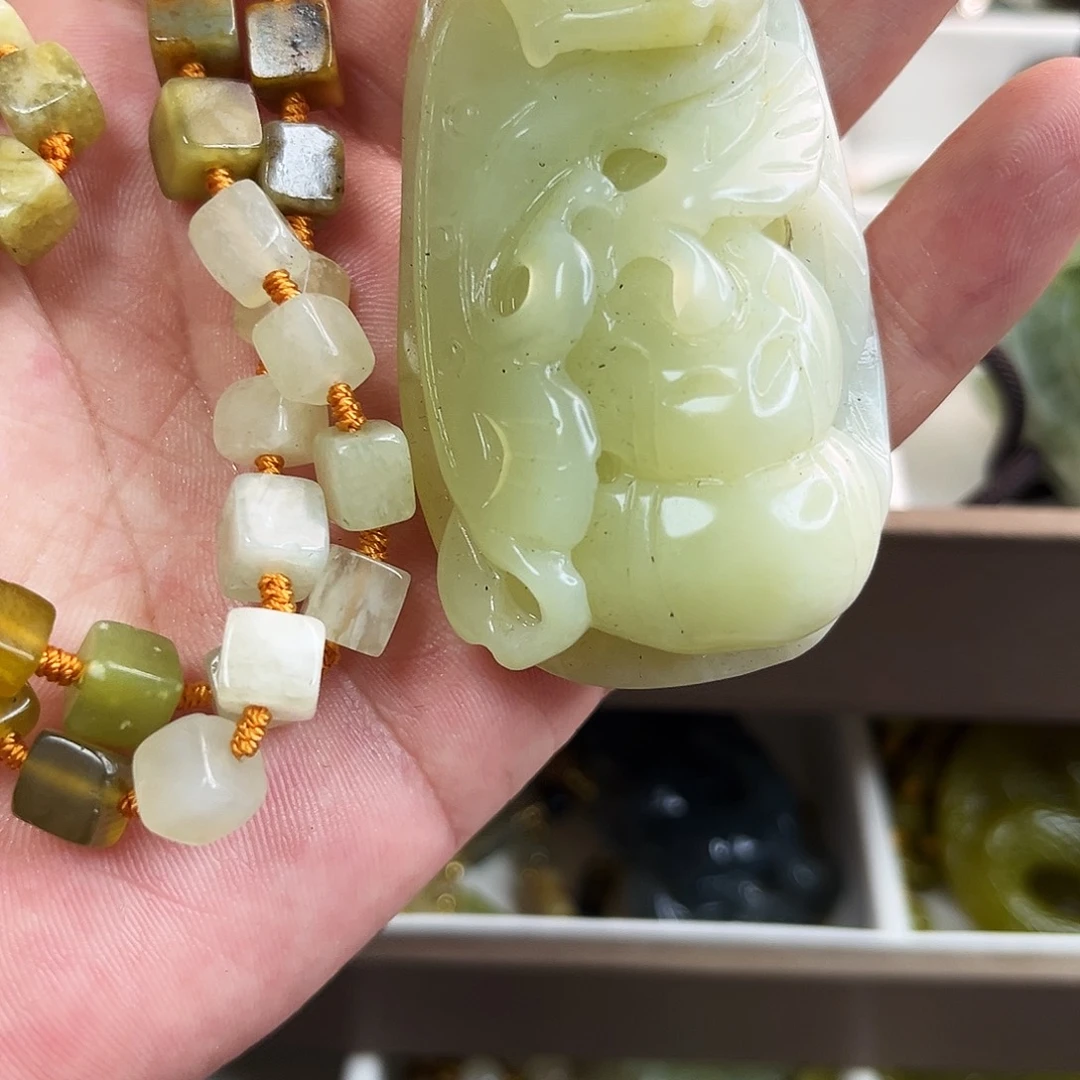 蛇纹石玉颈饰未镶嵌