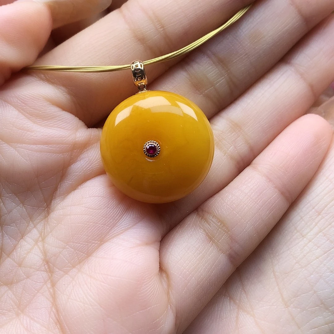 18K金镶嵌颈饰蜜蜡吊坠