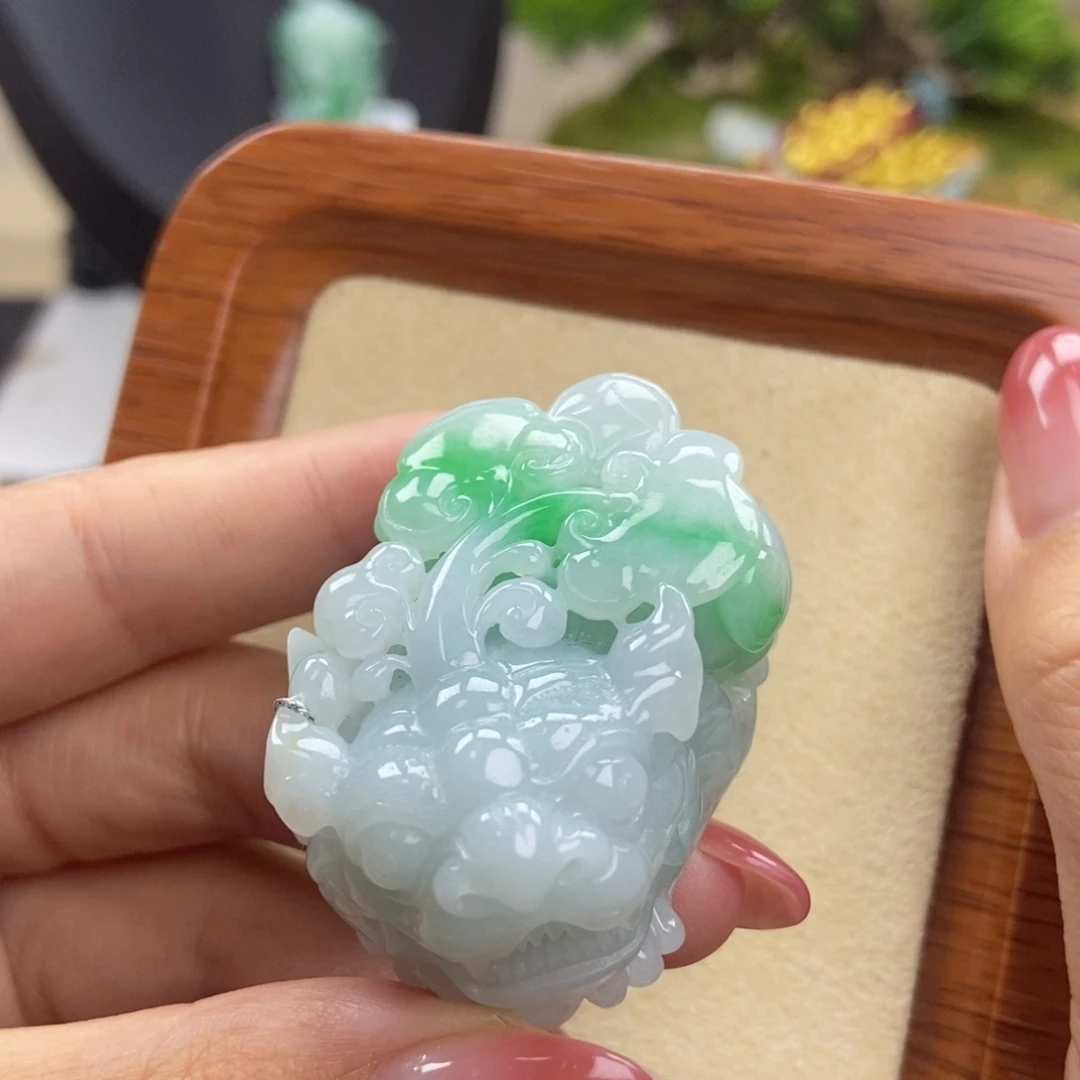 颈饰未镶嵌翡翠糯胶飘阳绿 含珠貔貅