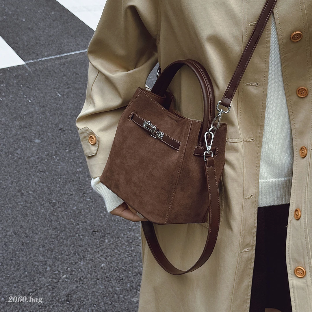 百搭麂皮绒复古简约水桶包包2025新款时尚潮秋冬爆款女单肩斜跨包