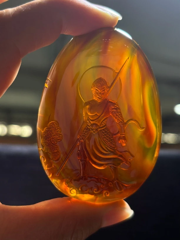 纯天然缅甸琥珀金棕飘红蜜悟空吊坠，27克，64、45、13mm