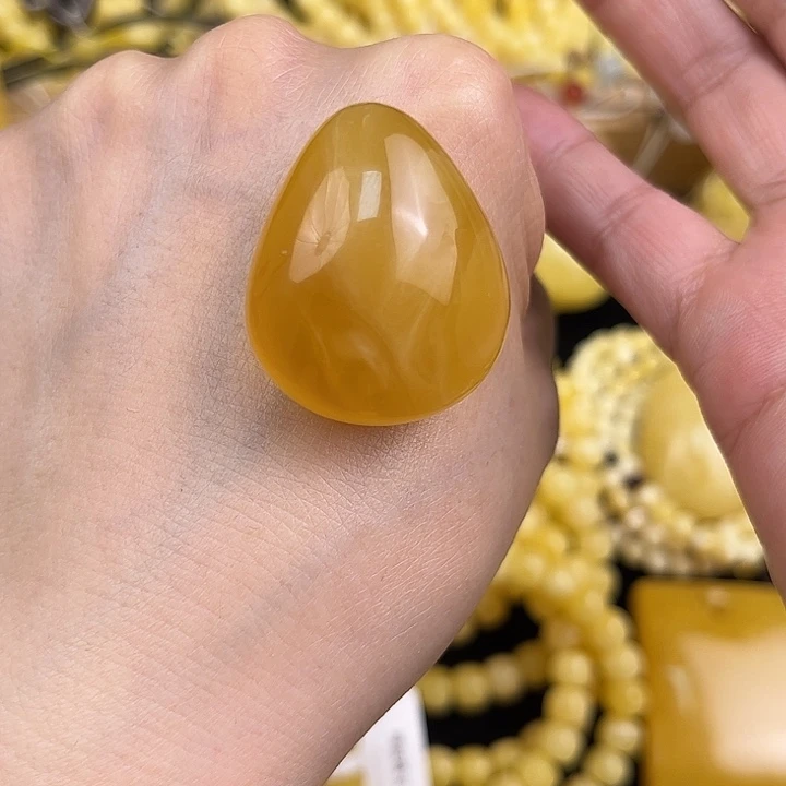 琥珀未镶嵌颈饰琥珀