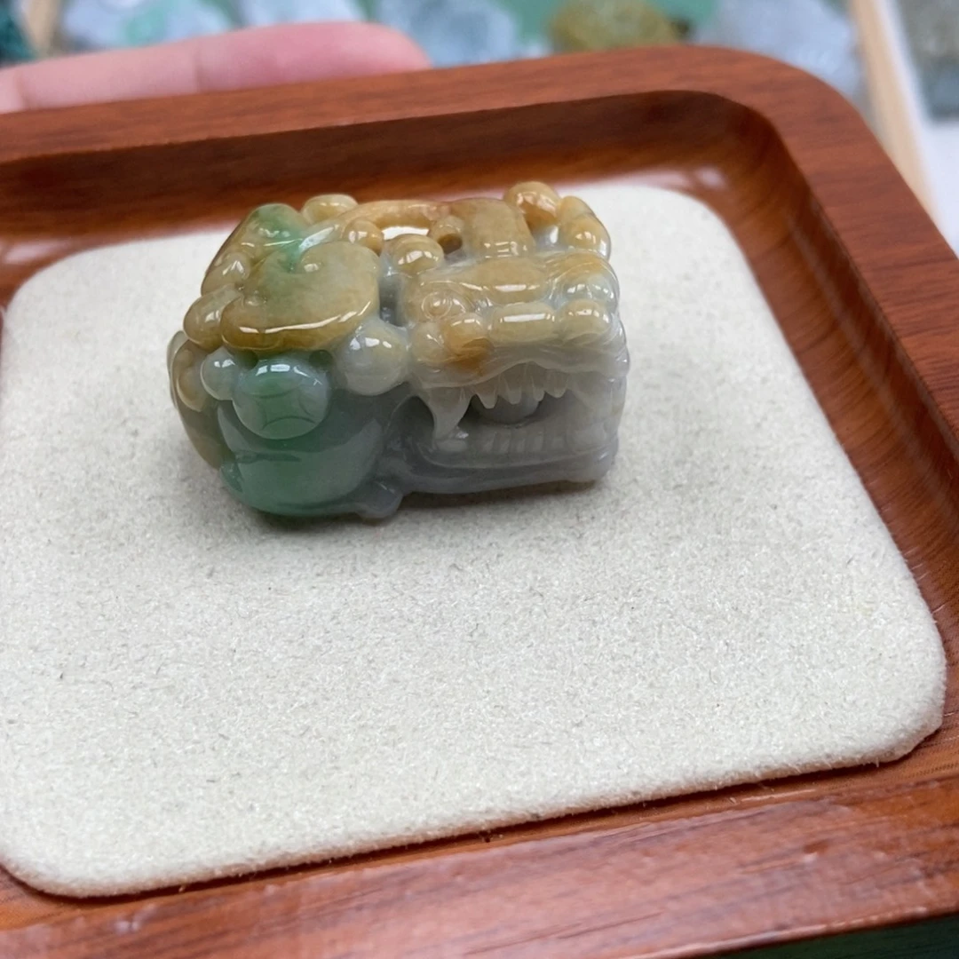 翡翠未镶嵌颈饰霸王