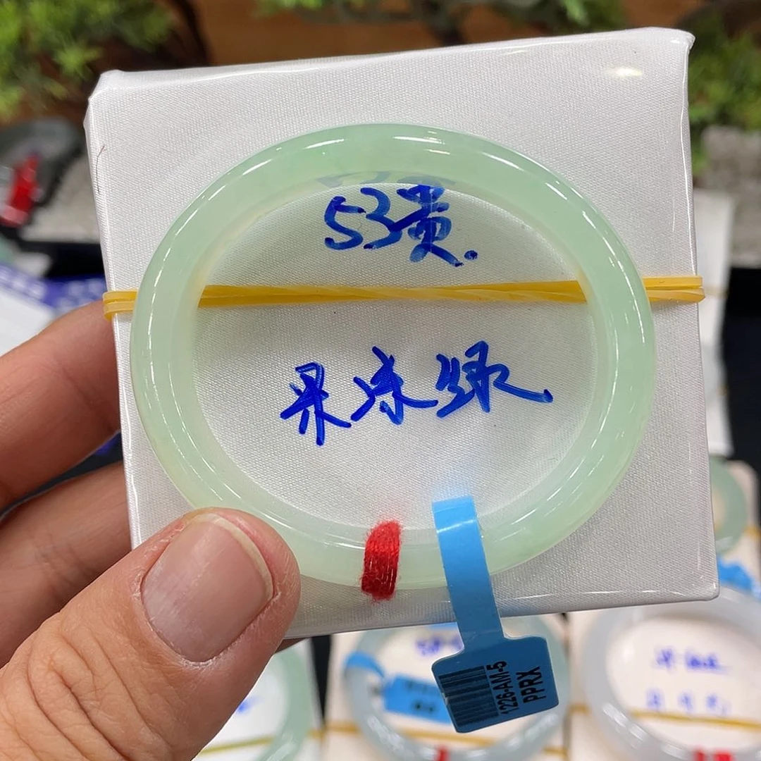 翡翠手镯未镶嵌翡翠