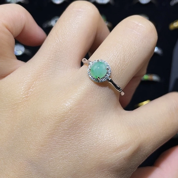 翡翠未镶嵌颈饰戒指