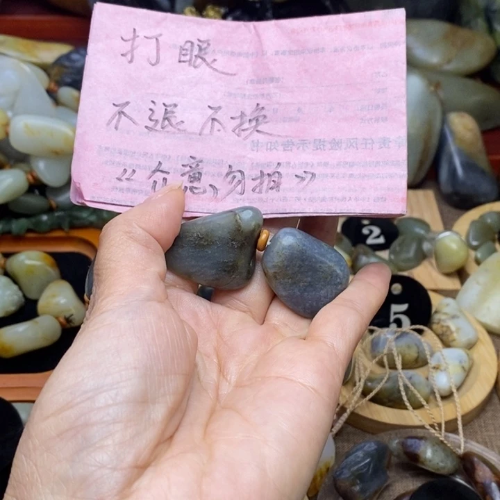 ****〕和田玉未镶嵌颈饰