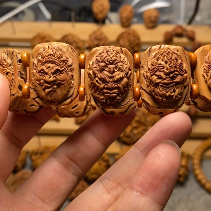 桃核雕刻不动明王手牌