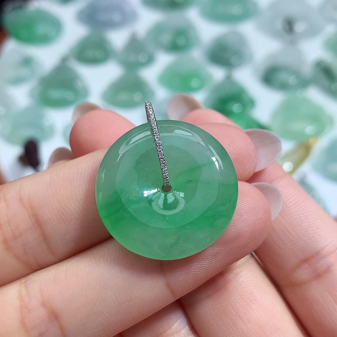 翡翠未镶嵌颈饰平安