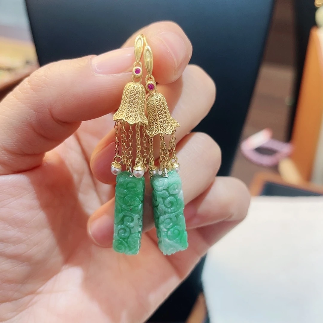 翡翠颈饰未镶嵌耳饰