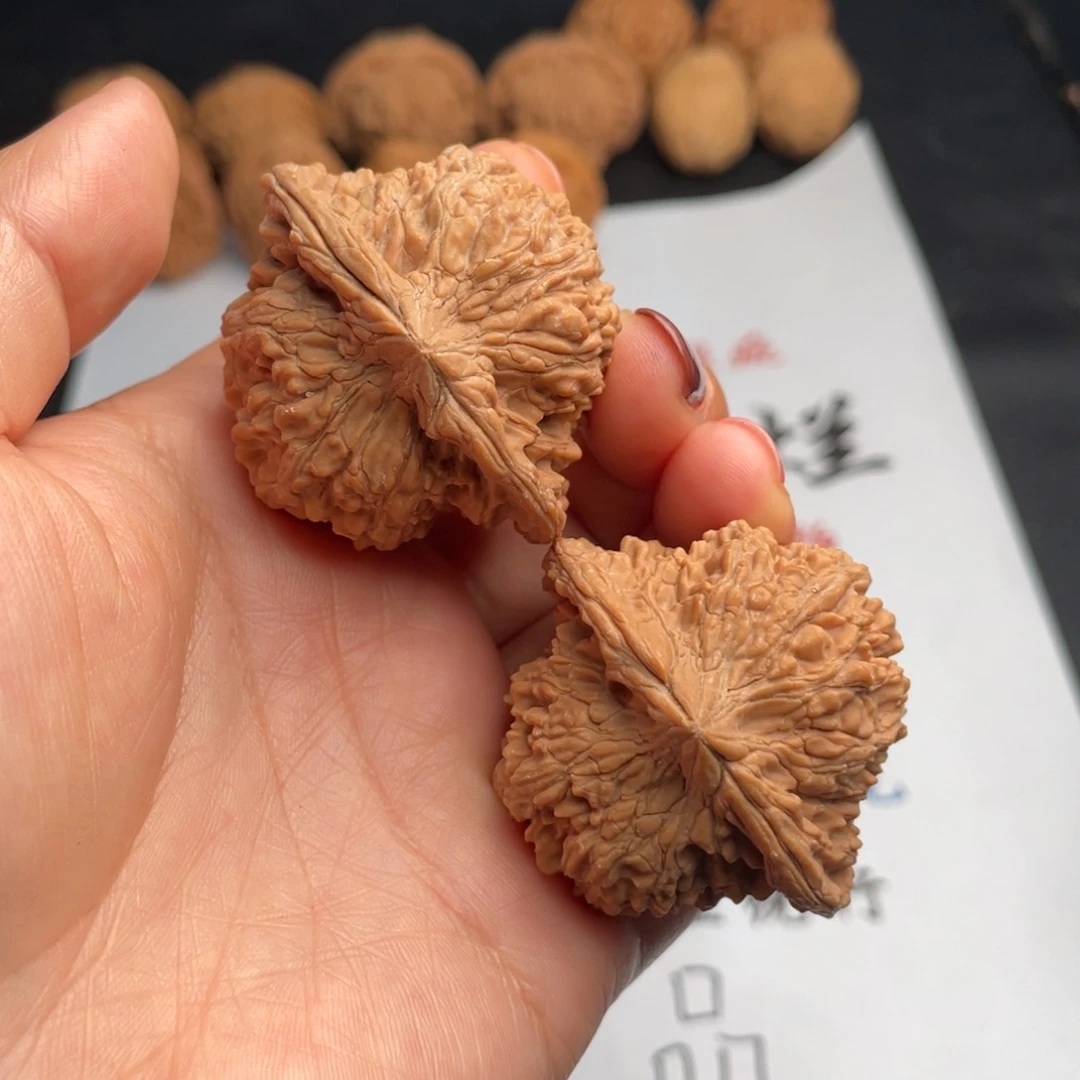 文玩核桃吊坠177。44星有磕碰