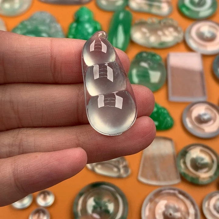 翡翠挂件未镶嵌…..