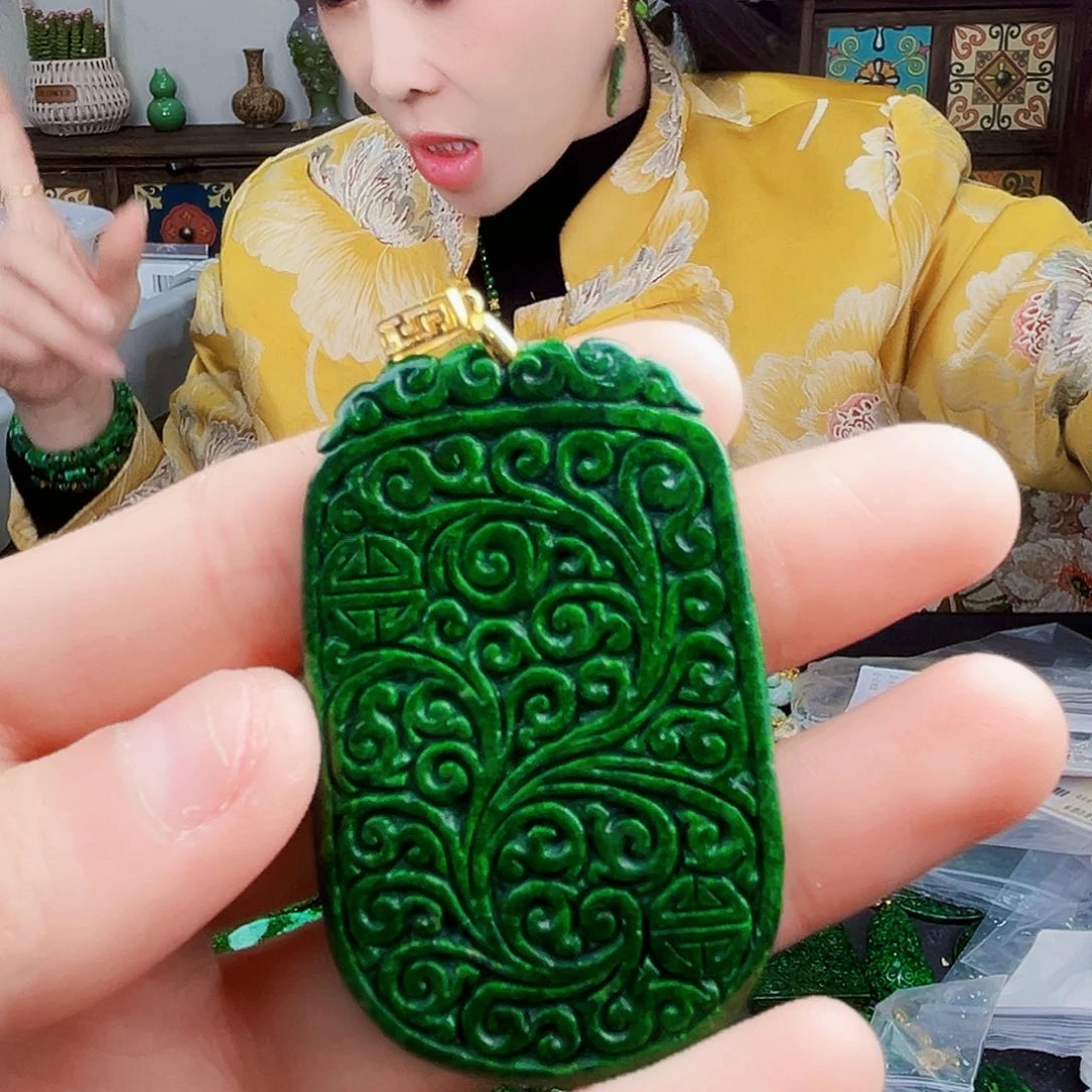 颈饰18K金镶嵌翡翠多样性