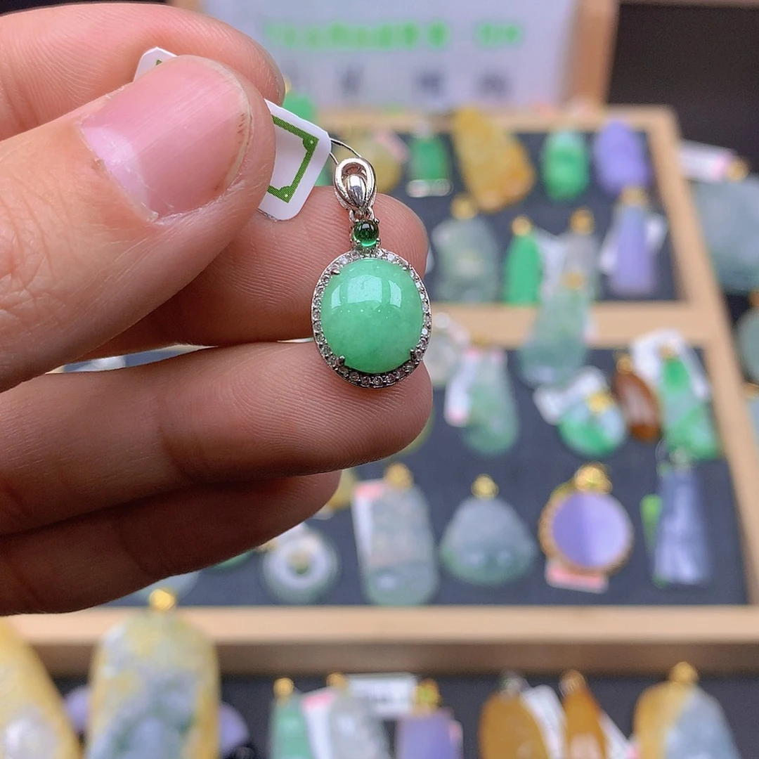 翡翠颈饰未镶嵌翡翠