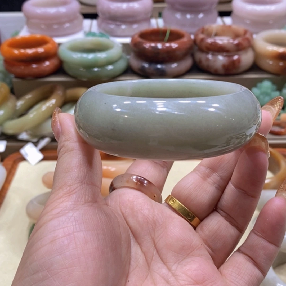 【闪购商品】未镶嵌手镯石英质玉✨****✨