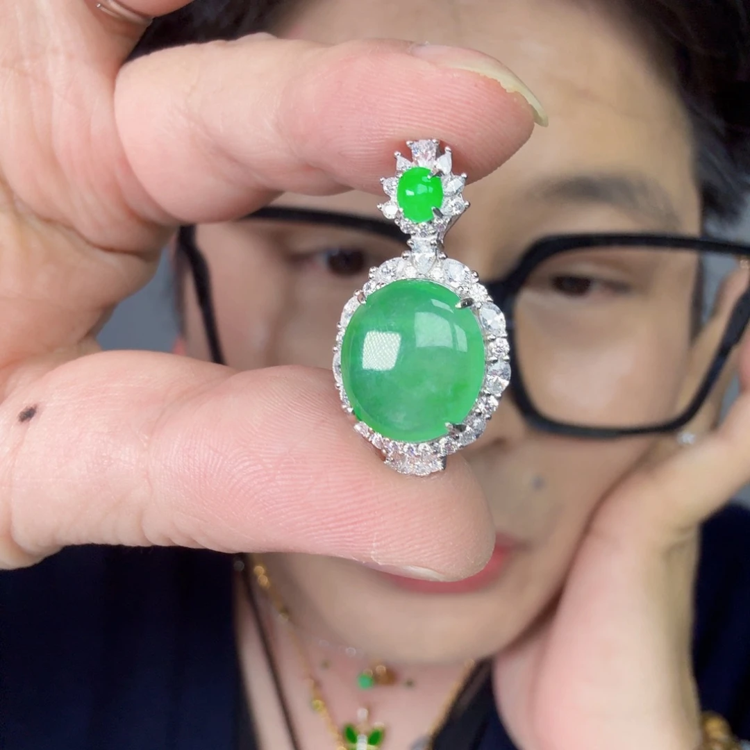 翡翠未镶嵌颈饰一件