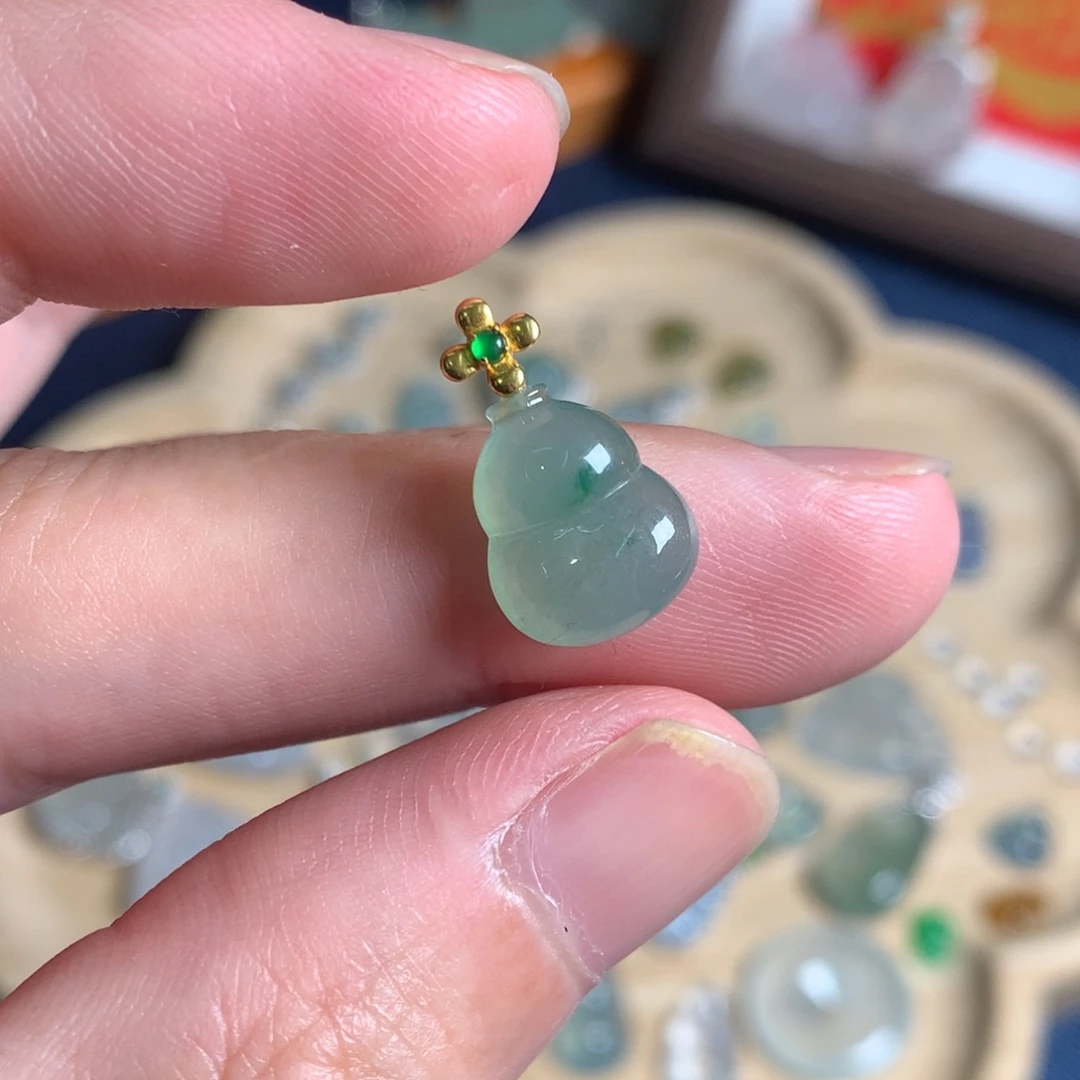 翡翠18K金镶嵌颈饰葫芦