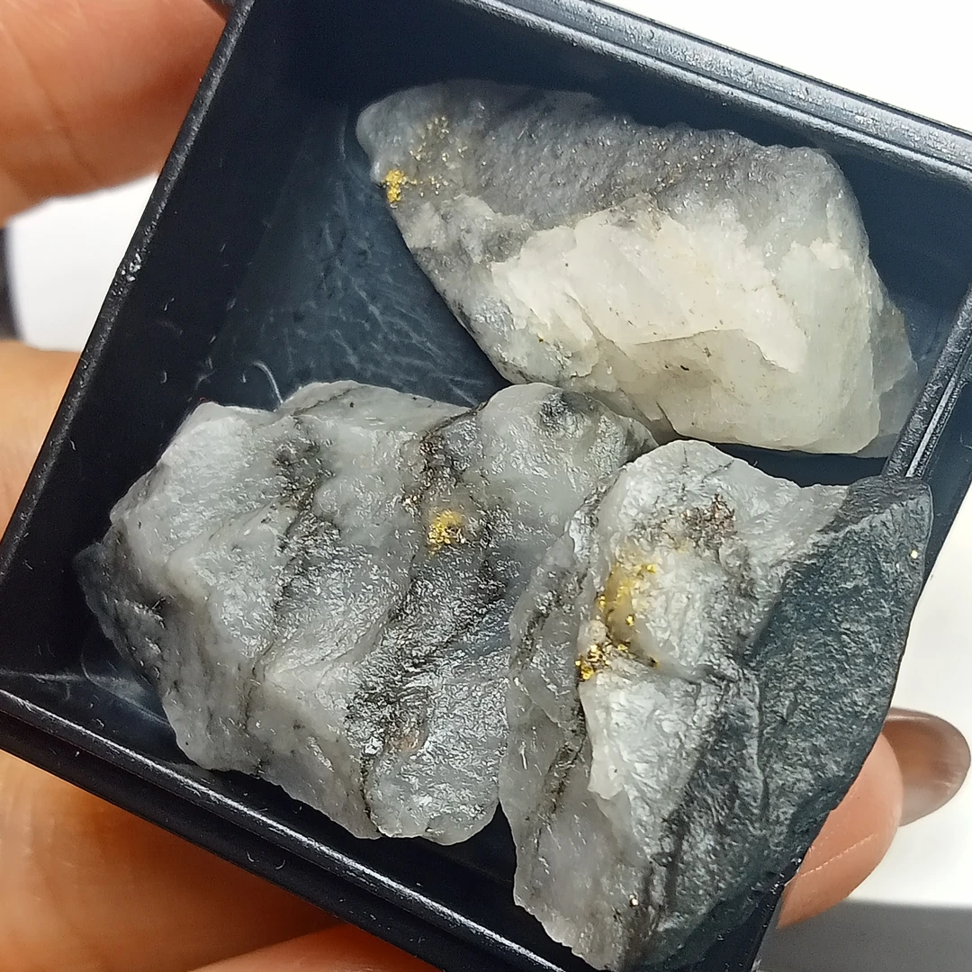 一15.2g金达莱天然矿标