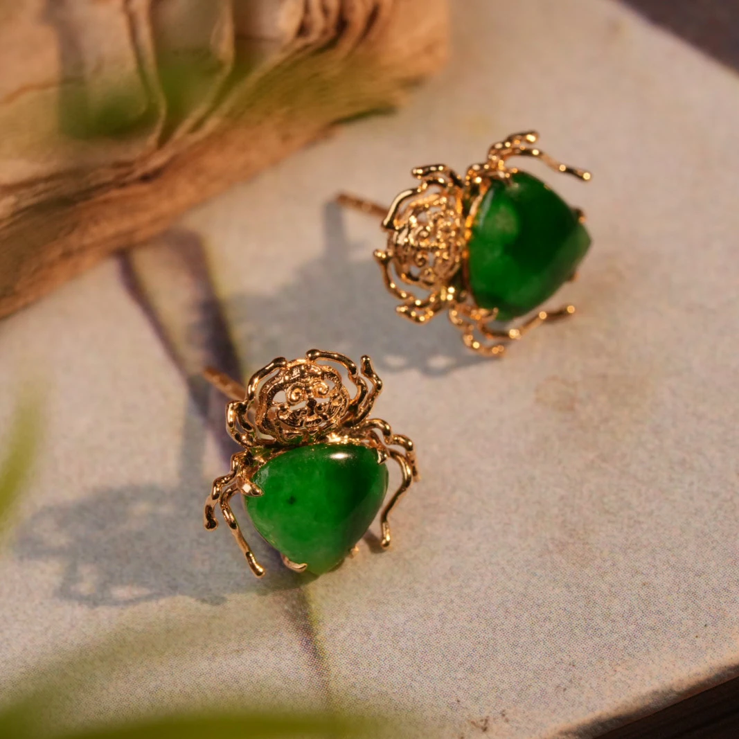 【惜拾妆匣】18K金镶天然满色辣绿翡翠蜘蛛耳钉錾刻宫廷翡翠耳饰
