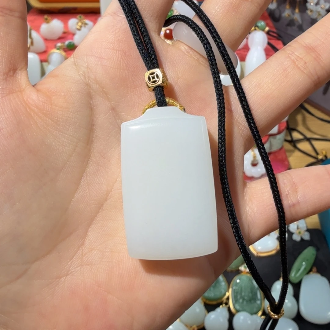颈饰18K金镶嵌和田玉