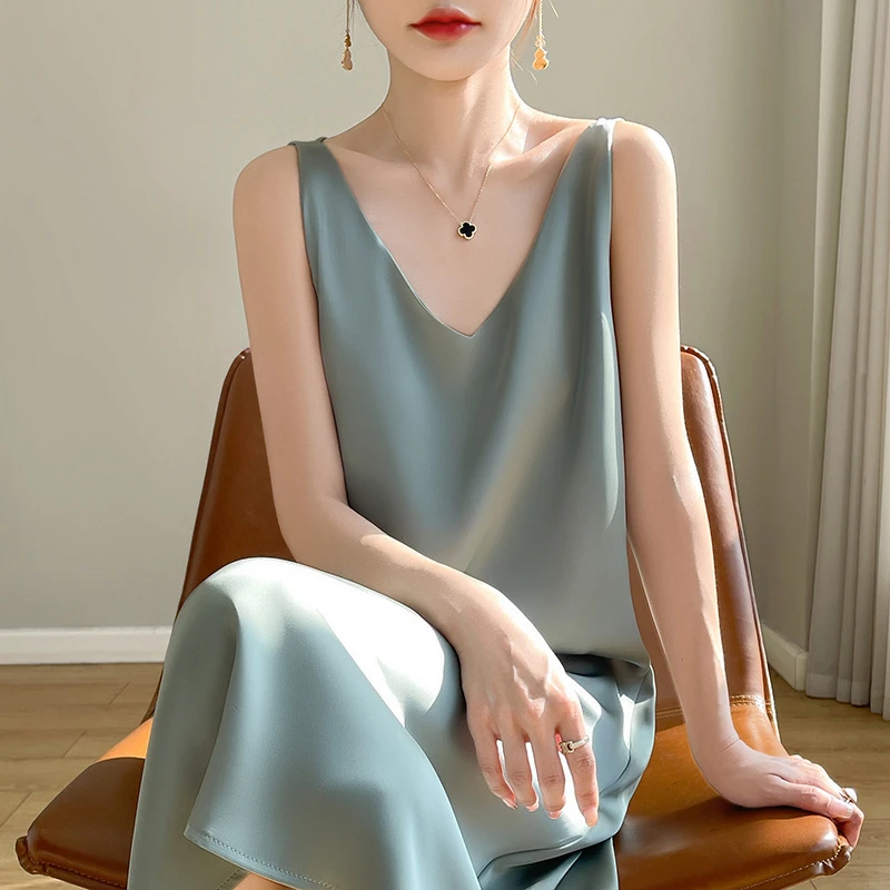 丝绸缎面2025年夏季女士新V领修身内搭连衣裙名媛性感吊带裙长裙