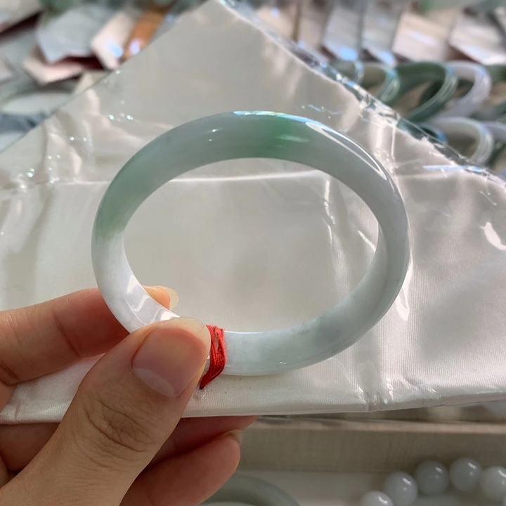 翡翠未镶嵌手镯白底青54