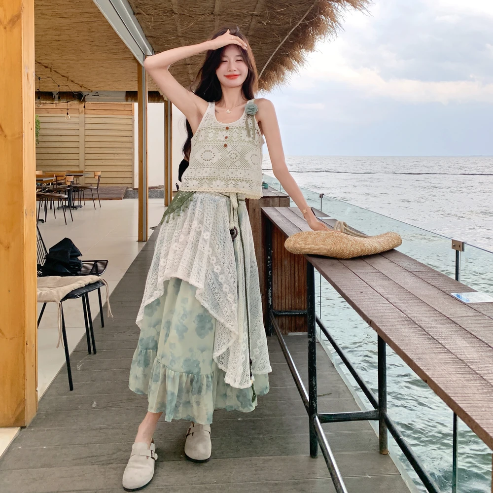 气质度假风一整套穿搭女2025夏新款独特绝美蕾丝碎花背心裙三件套