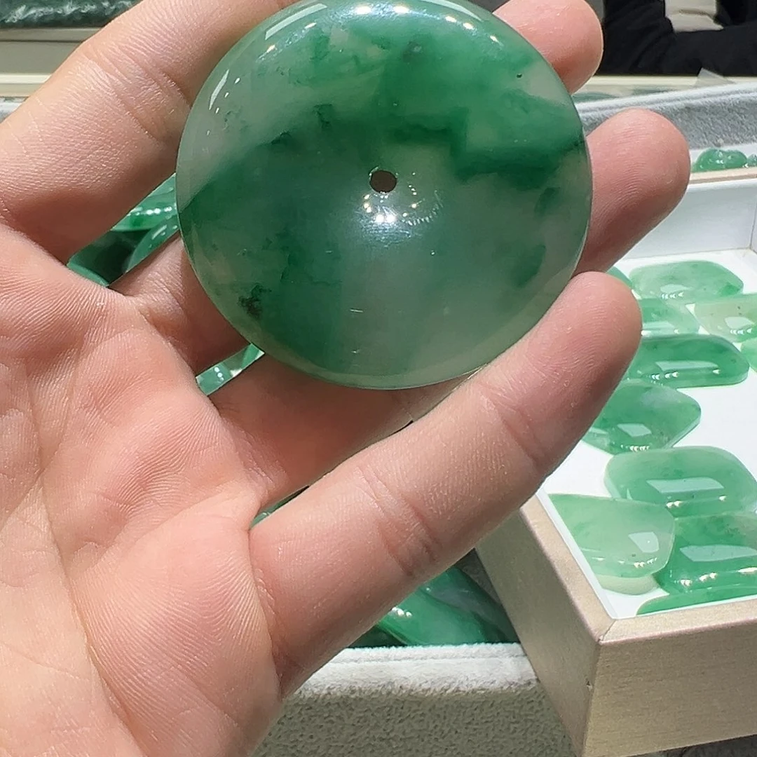 石英质玉颈饰未镶嵌人*