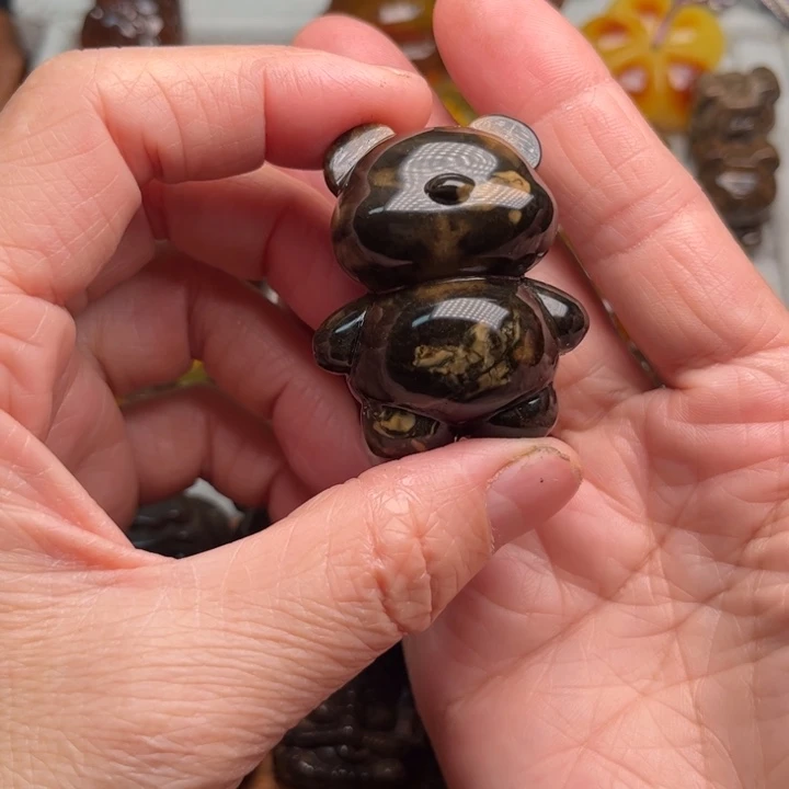 琥珀未镶嵌颈饰熊