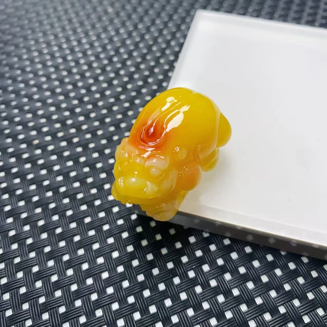 A855黄密带红皮休吊坠
