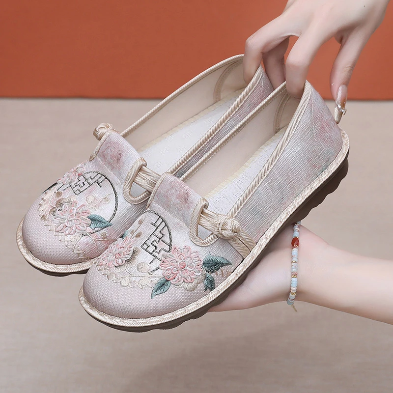 春季新款平底绣花鞋子软底舒适一脚蹬妈妈鞋透气休闲老北京布鞋女