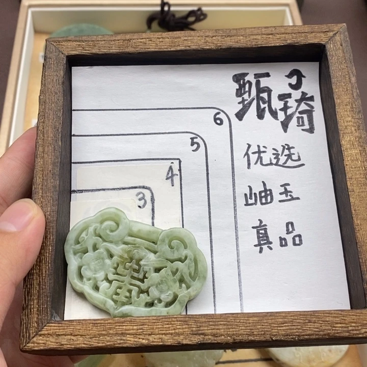 未镶嵌蛇纹石玉颈饰?***尚