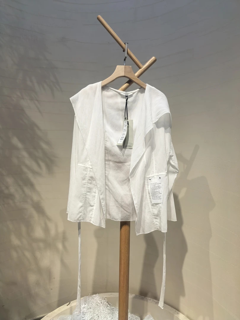 设计师精品带帽短外套VW52DW165