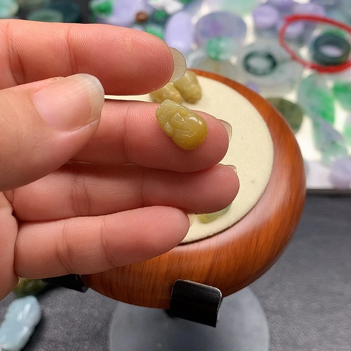 兜****翡翠未镶嵌颈饰前后孔不退不换