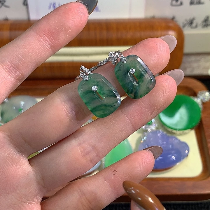 18K金镶嵌翡翠耳饰