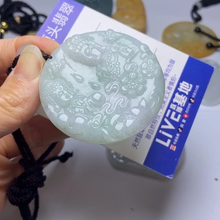 翡翠挂件未镶嵌翡翠